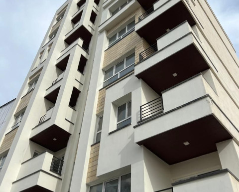 آپارتمان نوساز نزدیک ساحل خط دریا